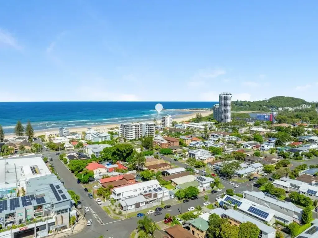Palm Beach 4Habitaciones Beachside Bliss: Spacious 4-Bed Duplex in Prime Palm Beach