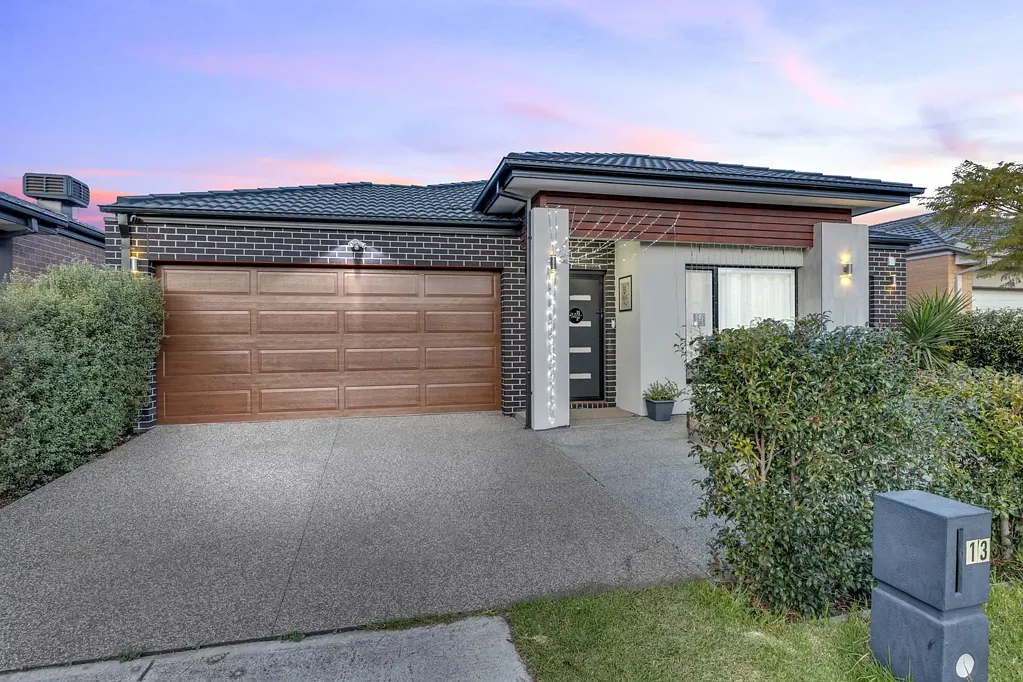 Tarneit 5ਬੈੱਡਰੂਮ VENDOR MUST SELL # IN HEART OF TARNEIT # NEWGATE ESTATE