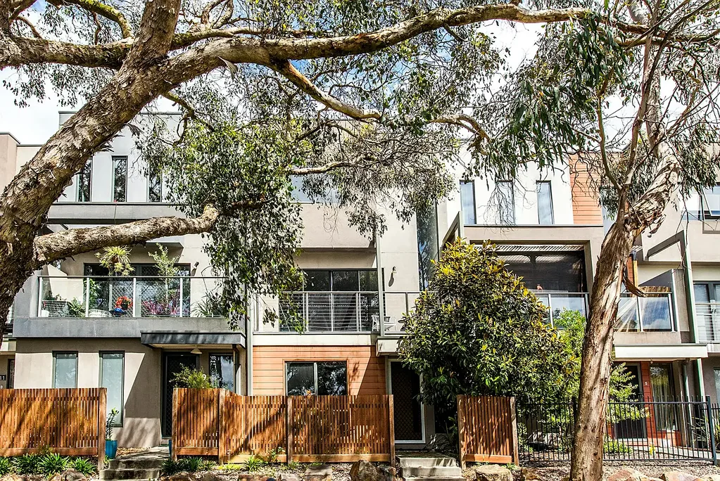 Mooroolbark 2房 宽敞串联车库 现代开放式设计 明亮自然采光 主卧独立卫浴 便捷社区生活 Modern Mooroolbark Made Easy