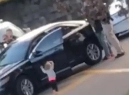 超心疼！父母抢劫遭警上铐,2岁女童爬下车高举双手投降