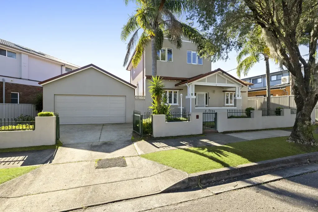 Canterbury 4침실 Grand Family Living with a Resort-Style Backyard in a Premier Canterbury Setting