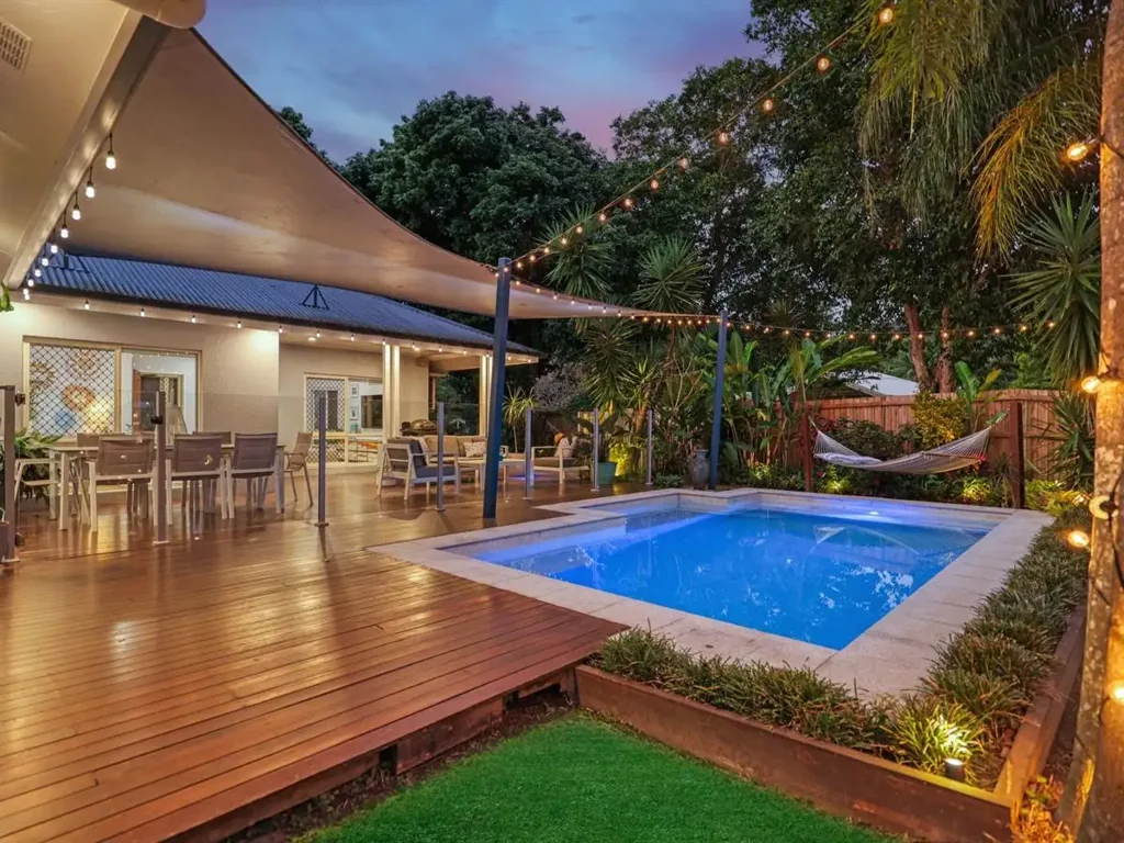 Redlynch 3 Bedroom Well presented family home with side access,