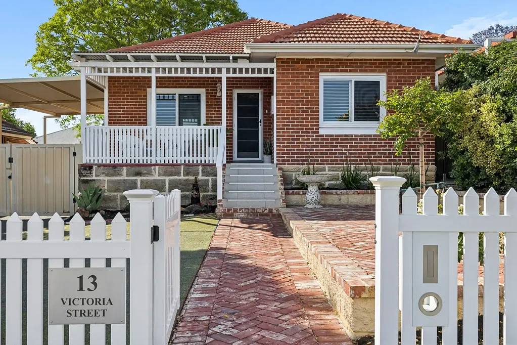 St James 4Moenga Elevated Charming Home set high on the hill with views, plus R60 potential.