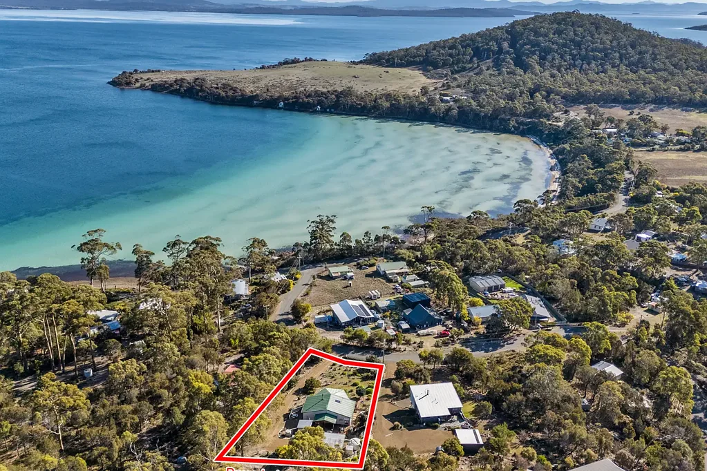 Murdunna 3 Bedroom Mesmerising Coastal Escape – Overlooking Sommers Bay