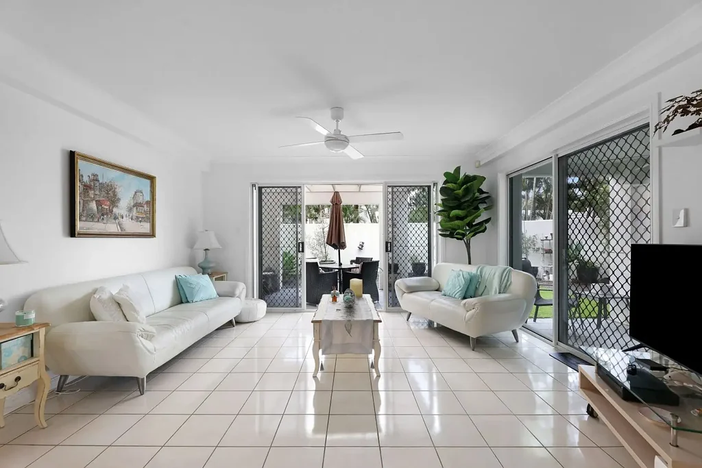 1/100 Cotlew Street East, Southport, QLD 4215