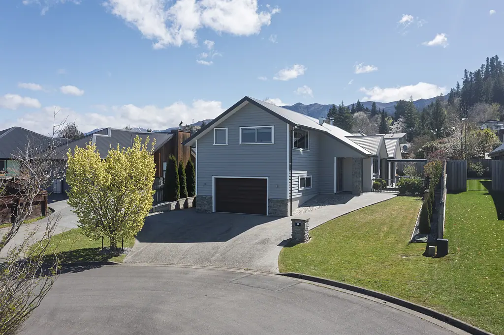 Hanmer Springs 4房  Central Village Luxury - Going, Going....!