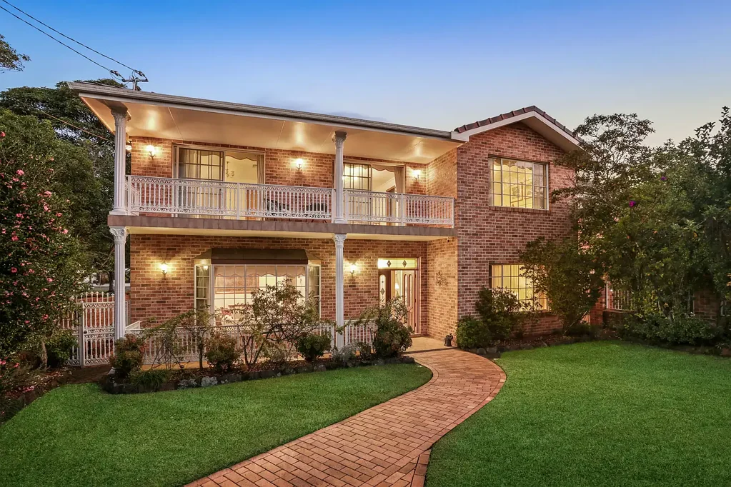 Strathfield 6Zimmer Grand family residence on 619sqm corner parcel