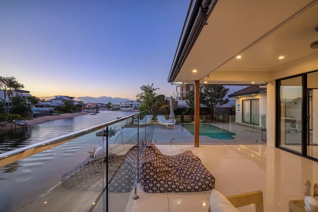 Broadbeach Waters 4Habitaciones Entertain, unwind, and embrace the waterfront lifestyle you’ve been waiting for.