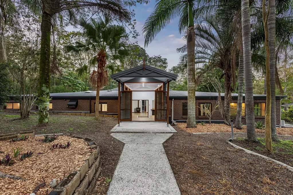 Barellan Point 5Kwarto Grand Family Estate on 3,941m² with Granny Flat & Pool