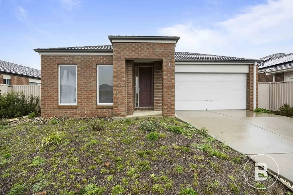 SPACIOUS FAMILY LIVING IN THE HEART OF WINTER VALLEY