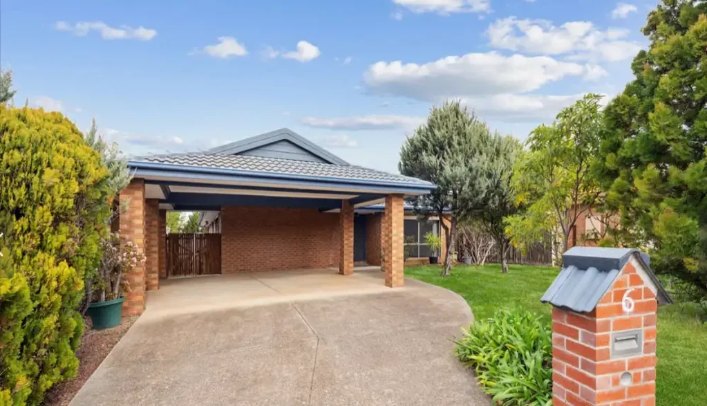 NEAT & EXPANSIVE 3 BEDROOM IN A COMMANDING LOCATION