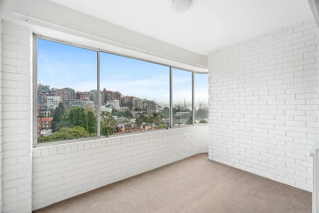 Sunny Art-Deco 2 Bedroom Apartment with Views