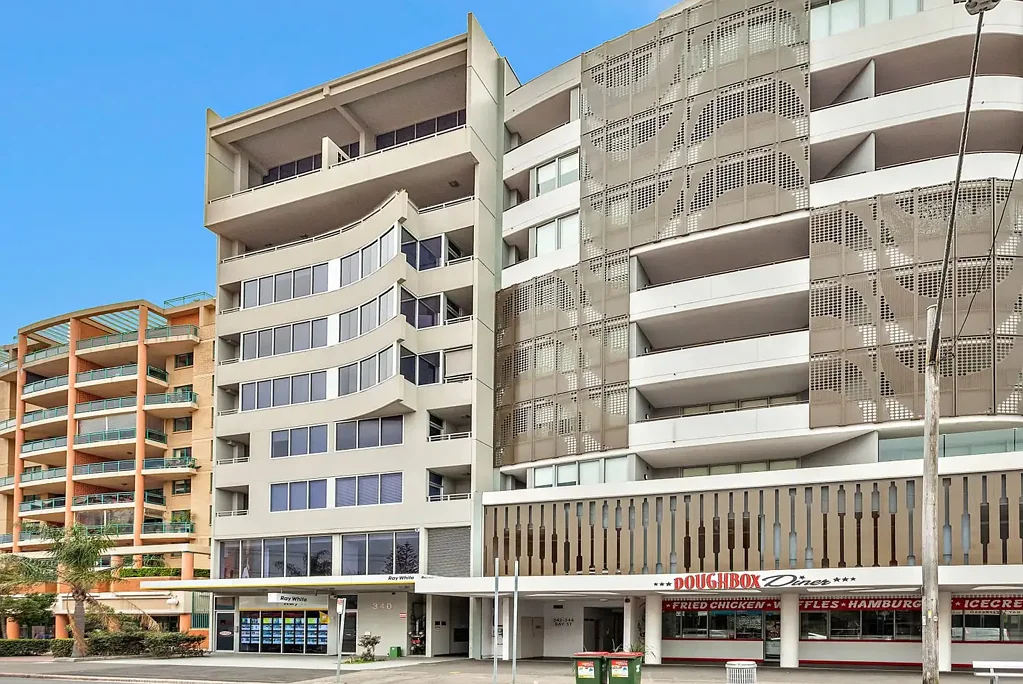 **Modern Apartment in Prime Bayside Location**