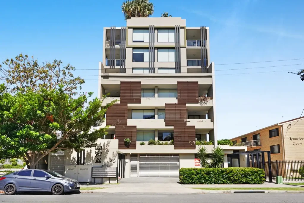 GROUND FLOOR UNIT - CLOSE TO CBD AND LIGHT RAIL