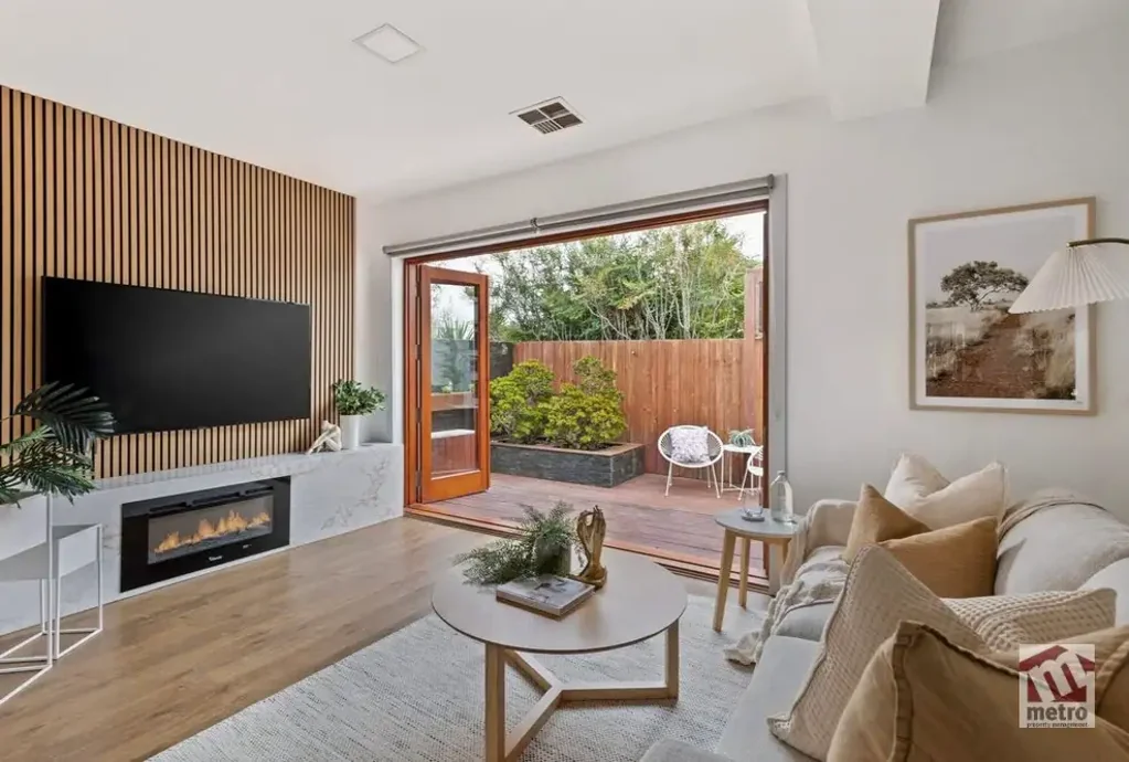 HIGHLY SOUGHT AFTER BAYSIDE LOCATION!
