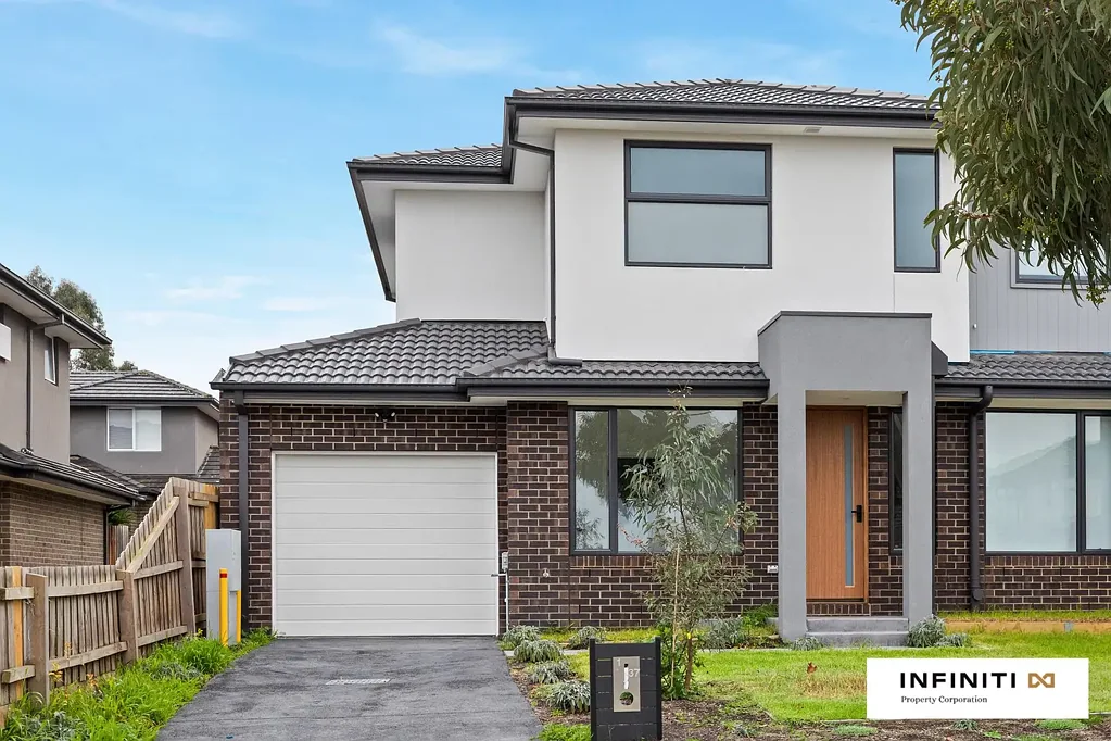 PERFECT LUXURY LIVING WITH A HEALTHY LIFESTYLE ! IN CLOSE PROXIMITY TO 3X GOLF CLUBS!
