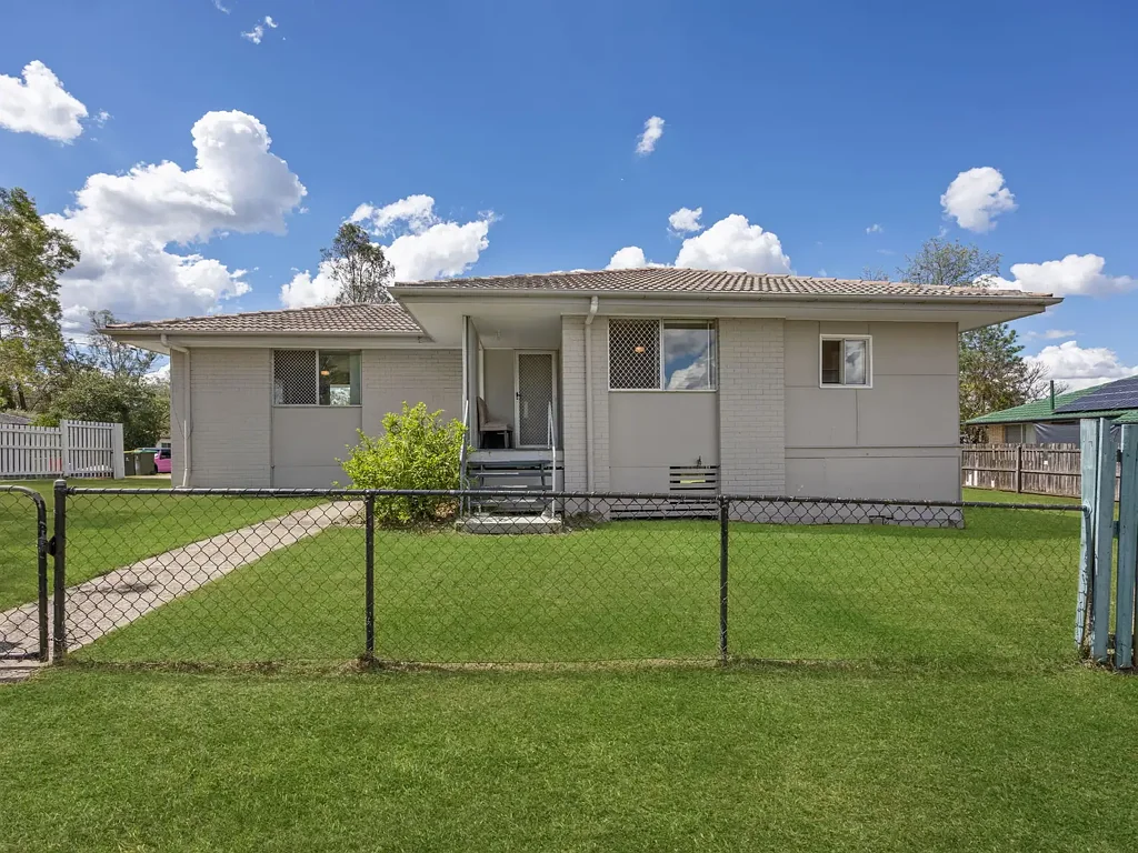 Riverview 3Zimmer Renovators Delight on a 598m2 Corner Block