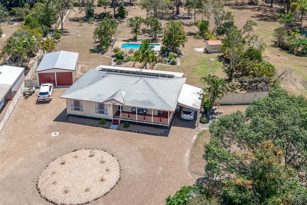 Branyan 3 Slaapkamer Your Private Slice of Paradise: An Acre of Tranquility with Pool & Shed!