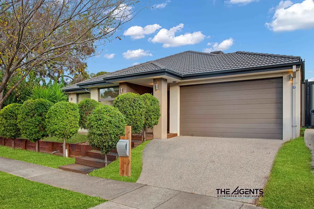 STUNNING FAMILY HOME WITH DISPLAY HOME QUALITY FINISHES