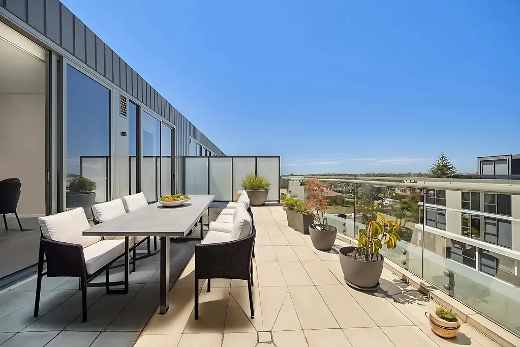 Eastgardens 2ห้องนอน Top Floor Residence with Three-Aspect Outlook, Skylight & Dual Master Suites