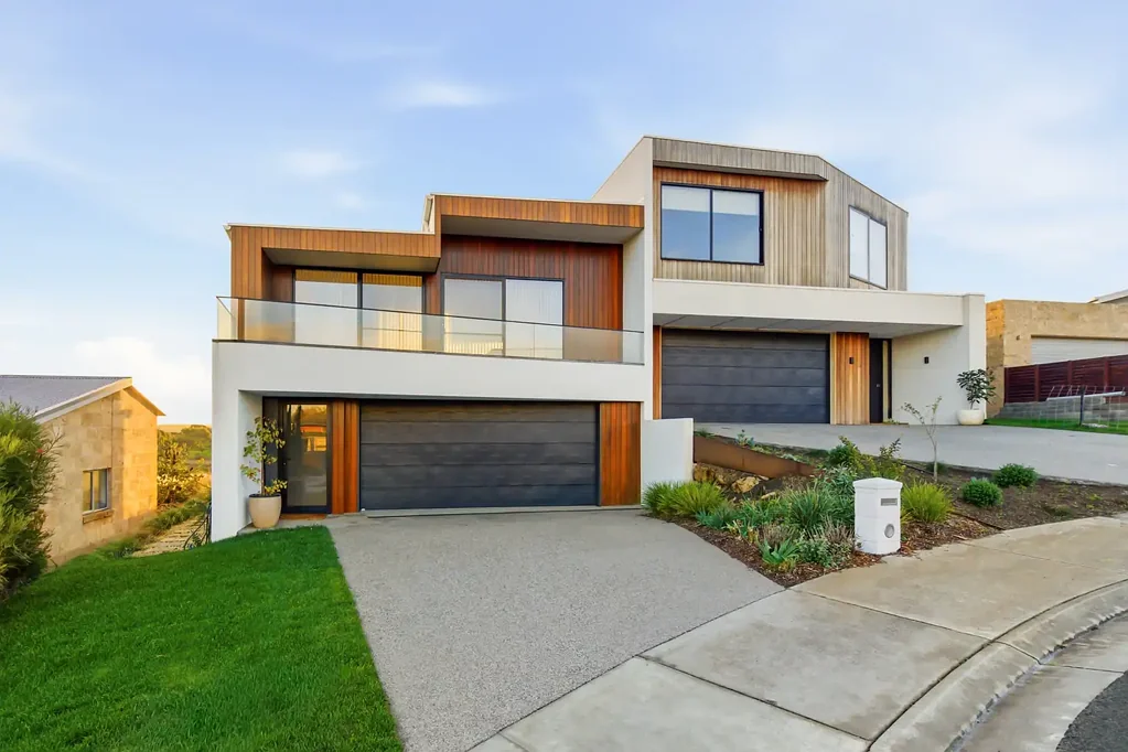 Warrnambool 3房  Designer Excellence with Uninterrupted River and Coastal Views