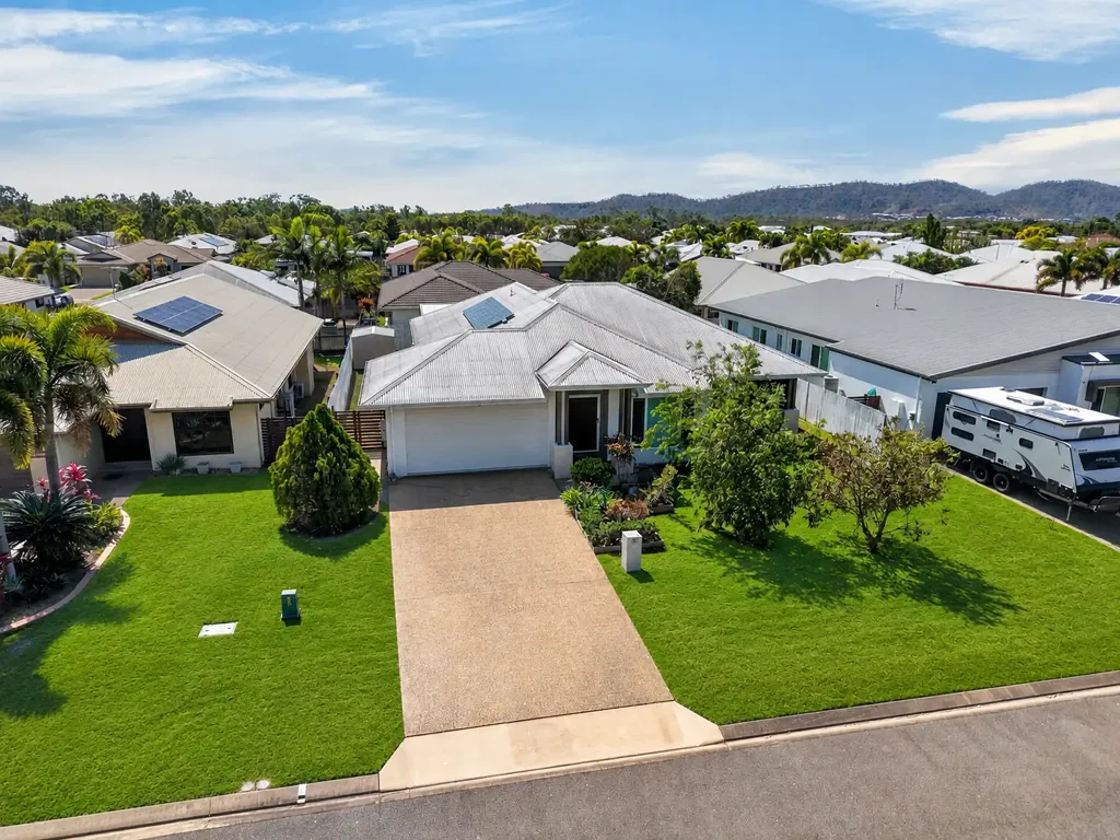Kirwan 4Habitaciones Elevated Family Living with a Prestigious Golf Course Outlook