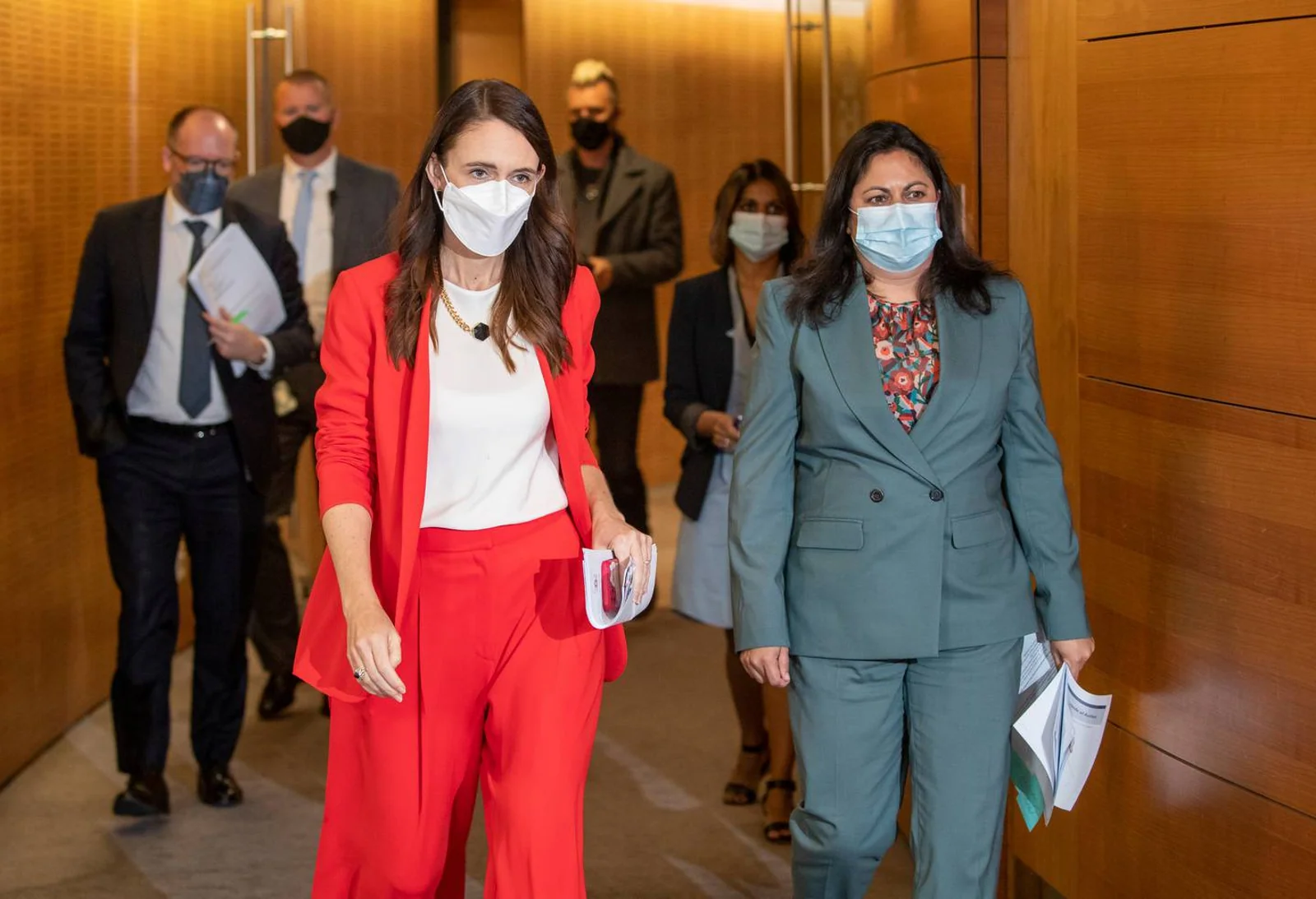 内阁将做重大疫情决策,或取消口罩令,交通灯防疫退出舞台