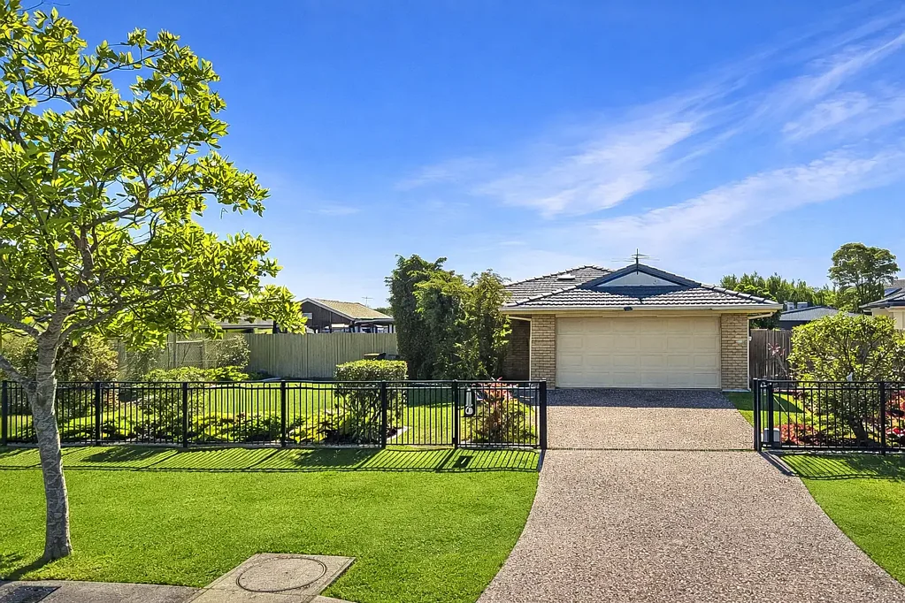 6 Queenscliff Court, Sandstone Point, QLD 4511