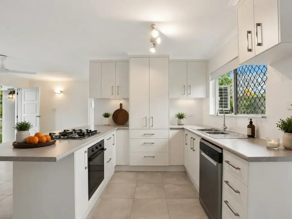 Holloways Beach 5房  Two Homes. One Title. Pool. Potential $1,225/week.