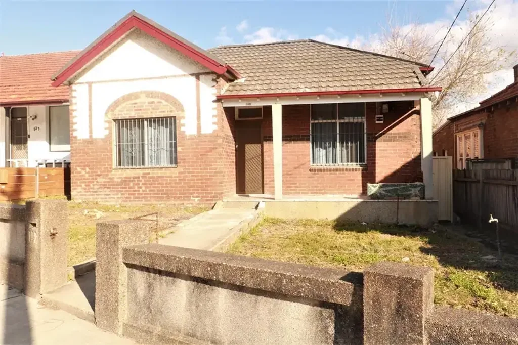 Ideally position 3 bedrooms house