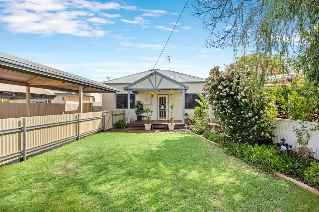 Lamington 3 Slaapkamer Spacious 3-Bedroom Home, Located in a Sought-After Pocket of Lamington!