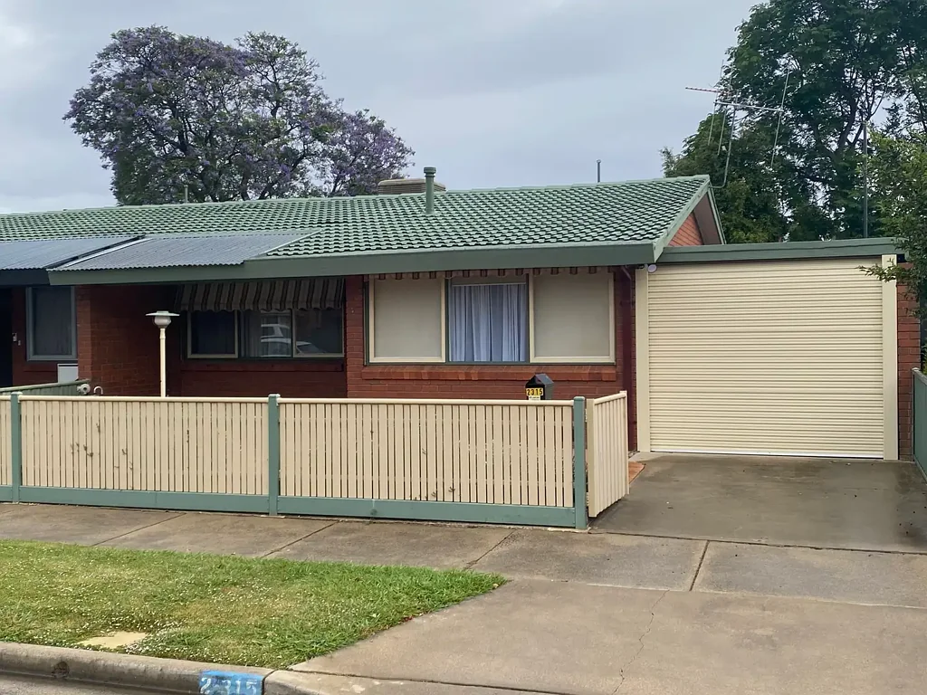 $450 - ZERO MAINTENANCE TWO BEDROOM UNIT IN IDEAL LOCATION