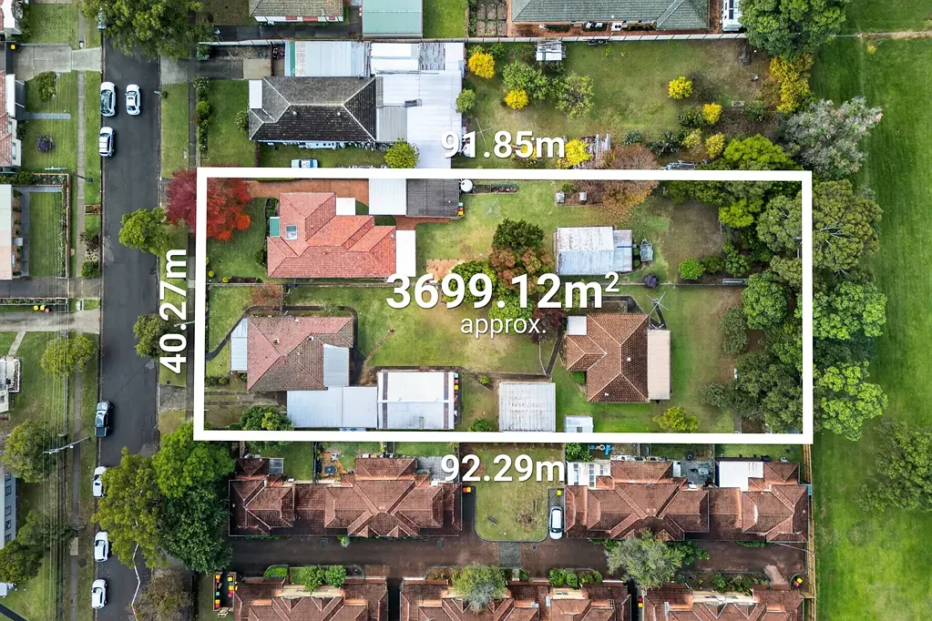 Seven Hills 8房 约3,699sqm平地 宽阔临街面 无地役权 卓越开发潜力 紧邻学校 步行至火车站 即时租金收益 Rare 3,699sqm Landholding in Prime Growth Corridor