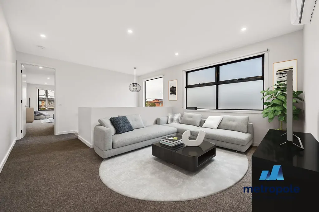 ELEGANT TOWNHOUSE ON SPACIOUS BLOCK IN SOUGHT AFTER BENTLEIGH EAST