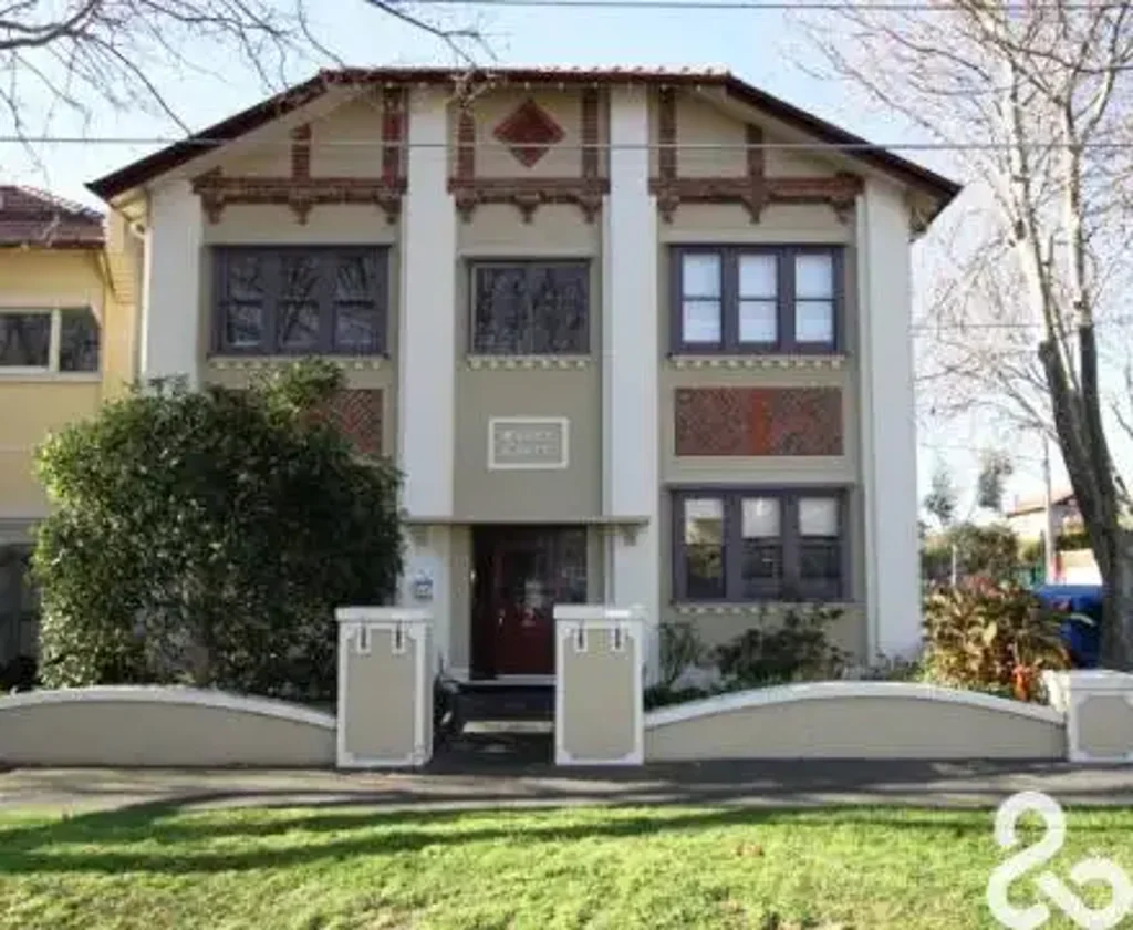 Walk to the beach ! Ground level heritage apartment