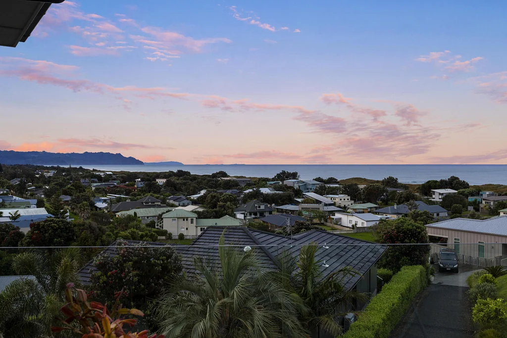 Waihi Beach 5房  Above Waihi Beach - In a Class of Its Own