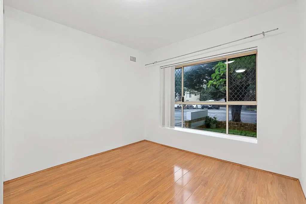 Ground Floor Apartment in Central Location!