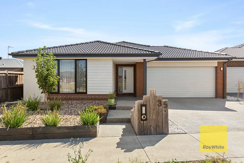 35 Naughtin Circuit, Charlemont, VIC 3217