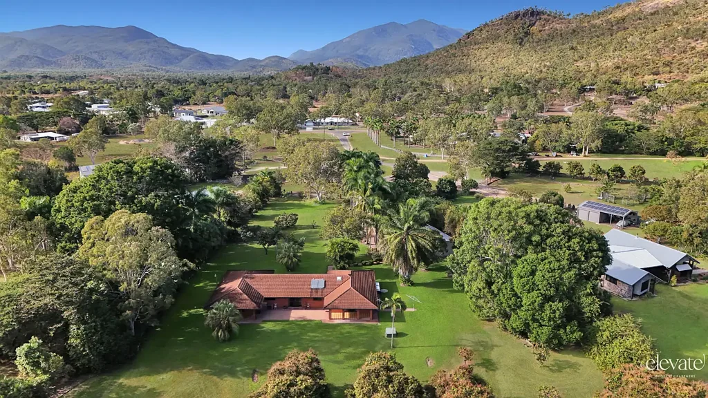 Alligator Creek 3房  Acreage Living with the Hard Work Already Done - 5.8 Acres, Powered Shed & Established Gardens