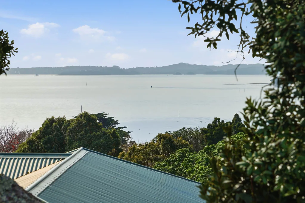 Shelly Park 5房  Elevated Coastal Living with Do-Up Opportunity
