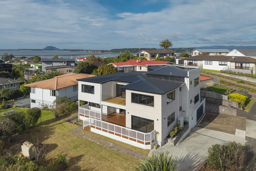 Omokoroa 6房  Grand Scale Living With So Much Potential!