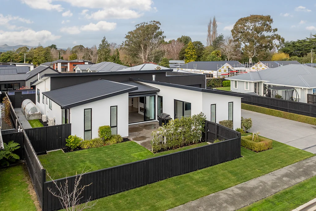 Prebbleton 4Zimmer Four Car Garage and Contemporary Design