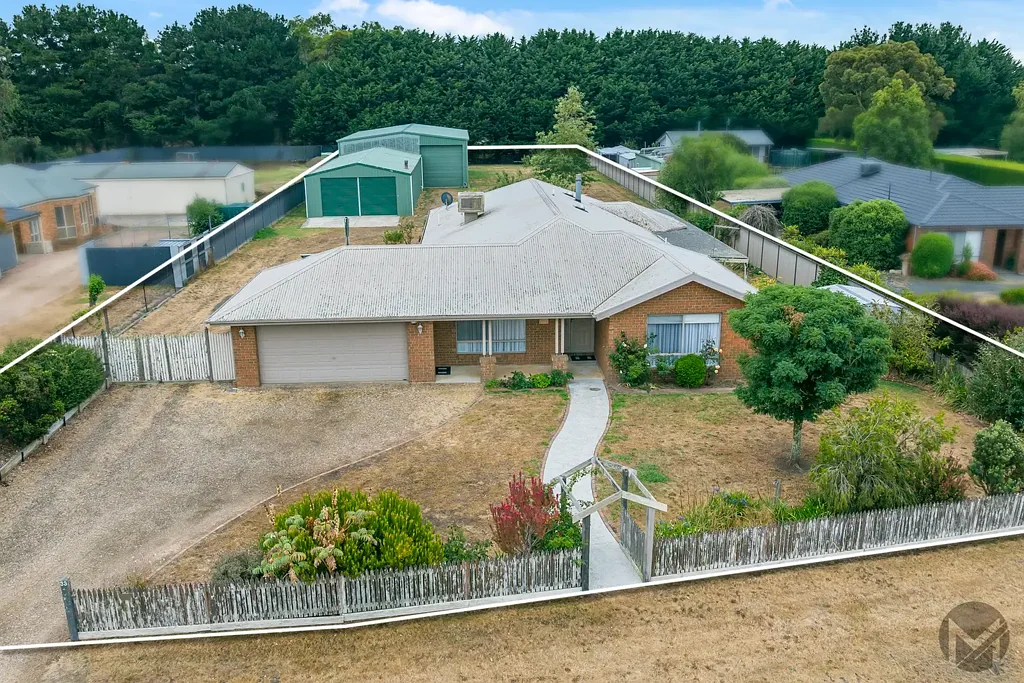 33 Ewing Drive, Romsey, VIC 3434