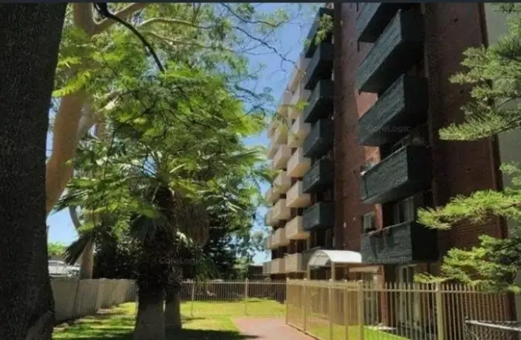 MODERN, LARGE UNIT. VIEWS VIEWS!! TOP LOCALE. CLOSE TO AMENITIES.
