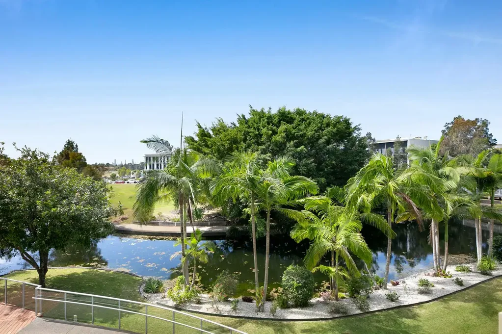 Robina 2房  Water and City Skyline Views
