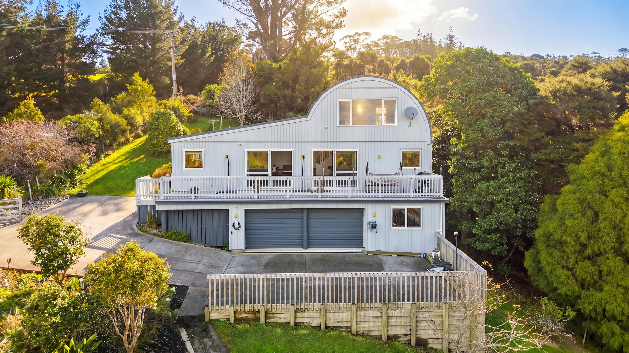Helensville 4غرفة نوم Kaipara Harbour Views, Orchard & Native Bush