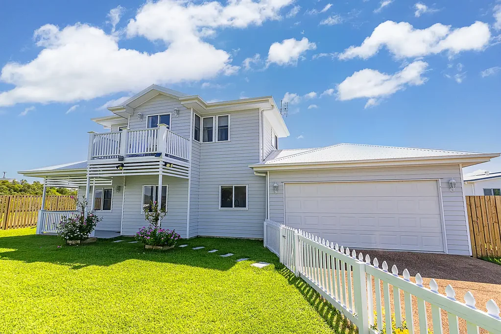 Bushland Beach 3 Bedroom STUNNING HAMPTONS STYLE HOME WITH MOUNTAIN VIEWS