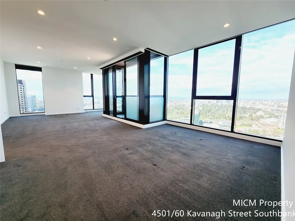 Stunning 3 bedroom apartment with plenty of natural light!