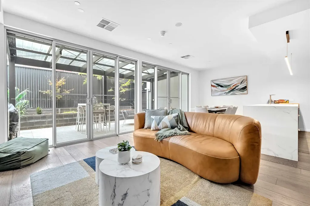 Stunning Fully Furnished Townhouse in Norwood 3 carparks