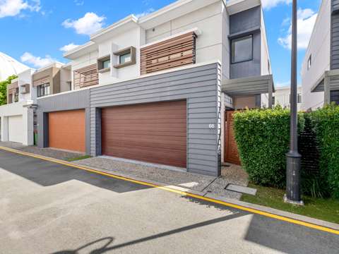 Robina 3 Bedroom Secure, Stylish & Sunlit Townhouse in Prime Location